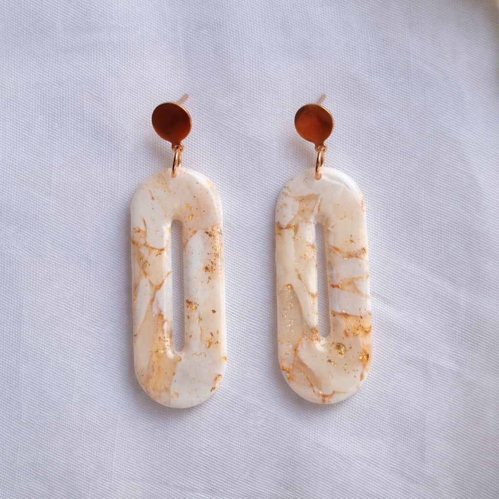 Golden marble 0-shaped form